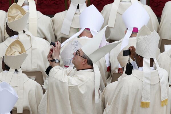 Епископы фотографируют площадь Святого Петра в Ватикане перед началом церемонии канонизации Иоанна XXIII и Иоанна Павла II 