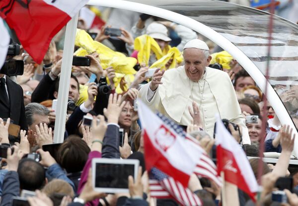 Папамобиль Франциска едет по площади Святого Петра в Ватикане после церемонии канонизации Иоанна XXIII и Иоанна Павла II 