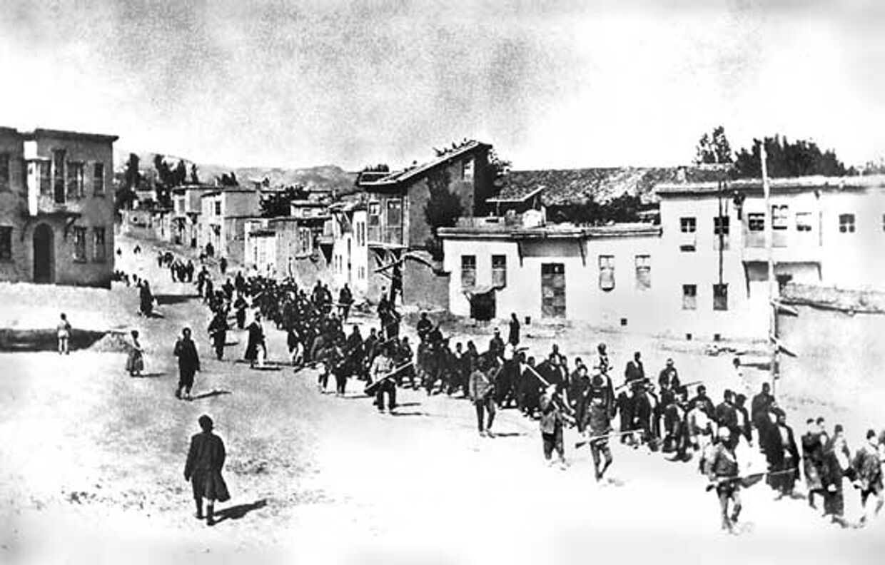 Колонна армян движется под вооруженной охраной. Апрель 1915 года