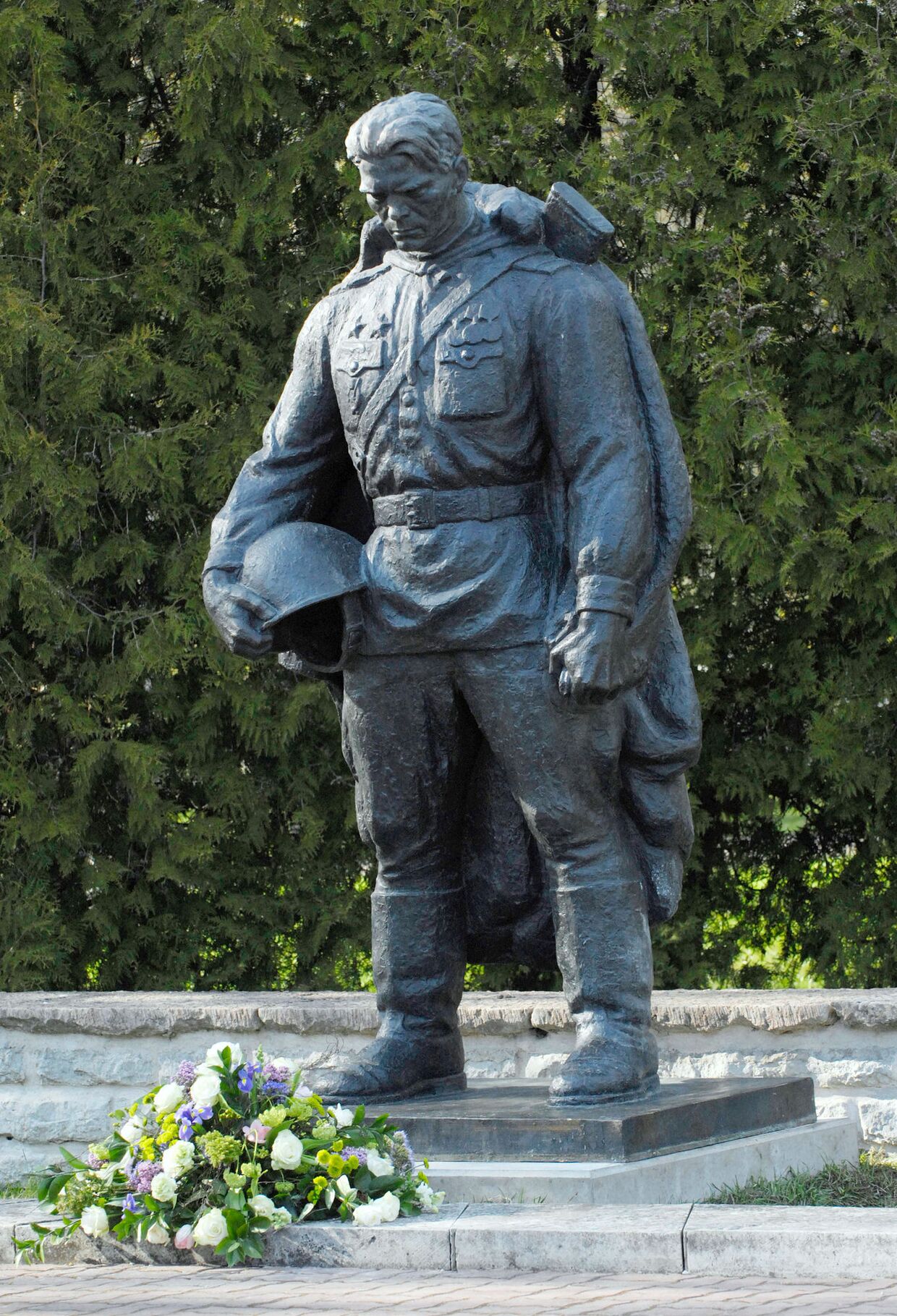 Памятник Воину-освободителю установлен на Таллинском военном кладбище