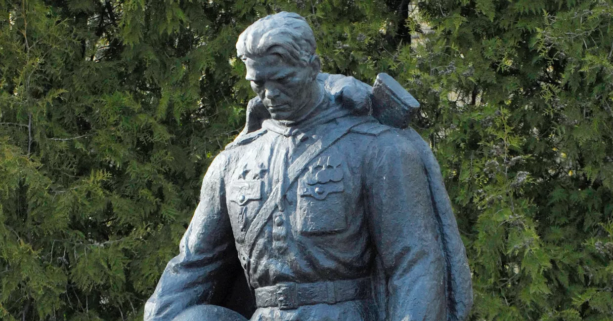 Памятник Воину-освободителю установлен на Таллинском военном кладбище Памятник Воину-освободителю установлен на Таллинском военном кладбище