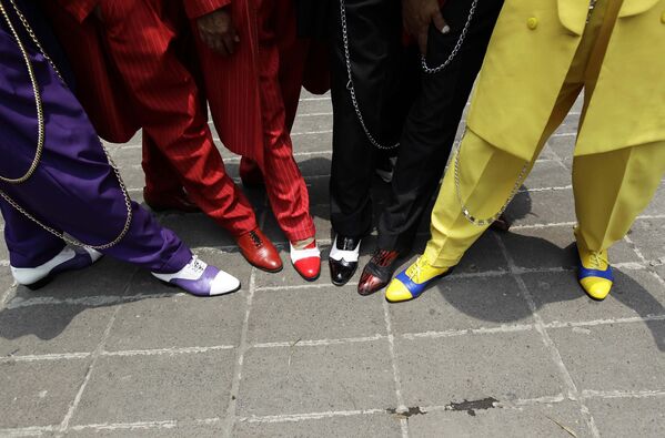 Люди, одетые в стиле пачуко, на улице Мехико