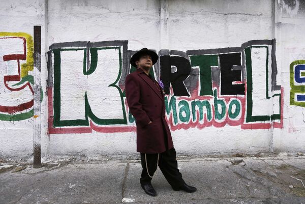 Оскар Арелляно Диас в костюме в стиле пачуко на улице Мехико