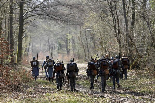 Реконструкторы из Германии и Франции совершают 15-километровую прогулку по Верденскому лесу