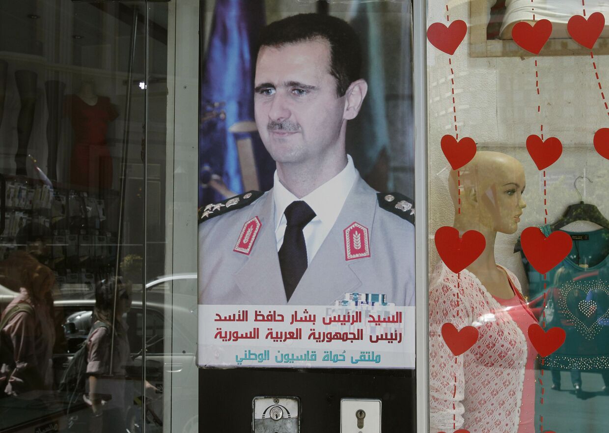 Портрет президента Сирии Башара Асада в витрине магазина в Дамаске