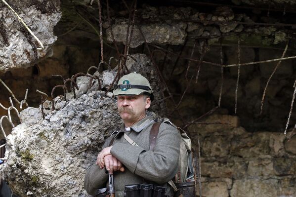 Франц, реконструктор из Германии, стоит у входа в бункер в Верденском лесу