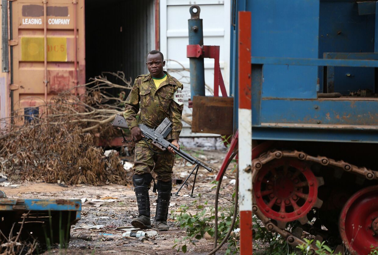 Солдат коалиции «Селека» патрулирует территорию, принадлежашую компании Aurafrique, в городе Ндассима, Центральноафриканская республика