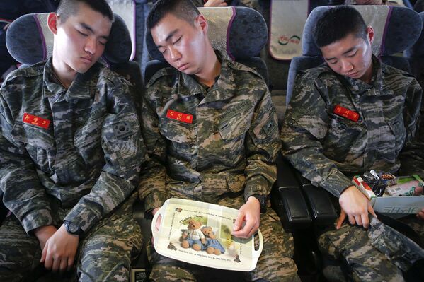 Солдаты морской пехоты Южной Кореи спят во время путешествия на пароме с острова Ёнпхёндо
