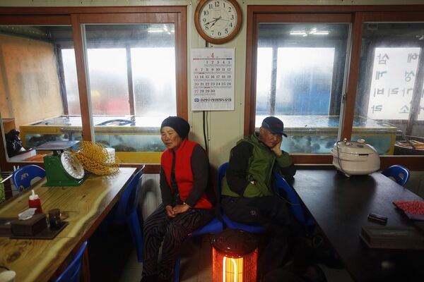 66-летняя Ким Хо-Сун и ее друг ждут разрешения для отправления в море