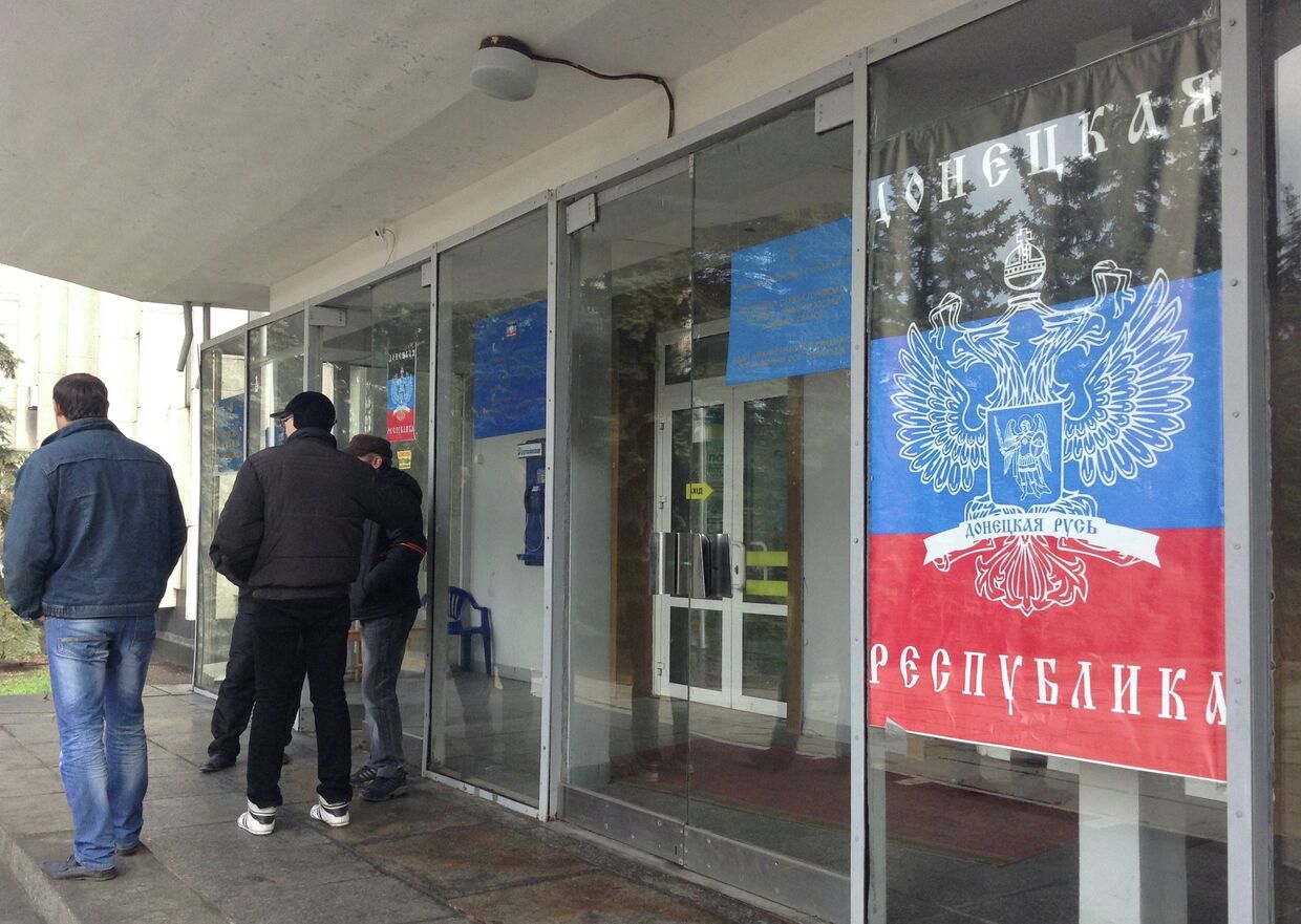 Вход в здание горсовета Горловки с флагом Донецкой народной республики