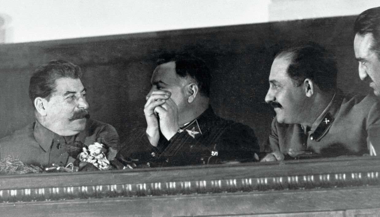Сталин, Ворошилов, Каганович и Микоян в президиуме