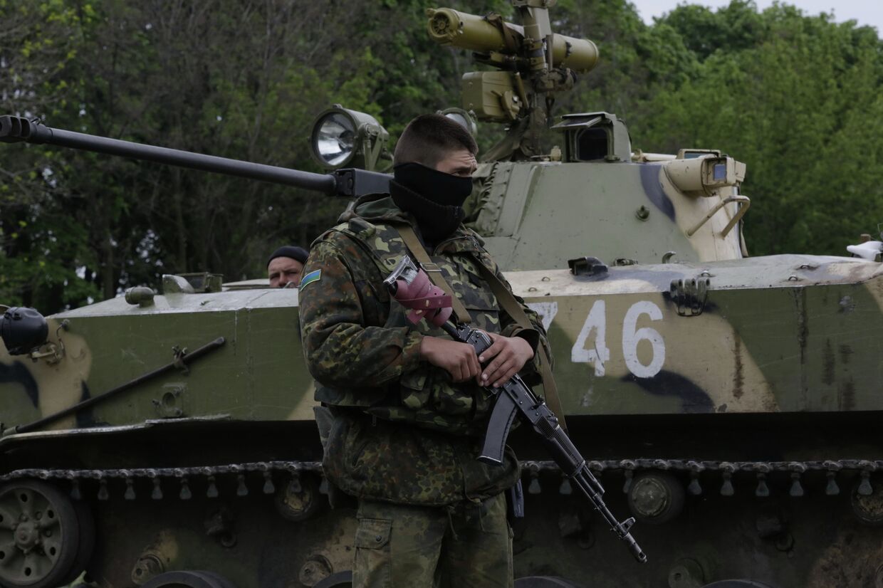Украинские военные на дороге между Краматорском и Славянском