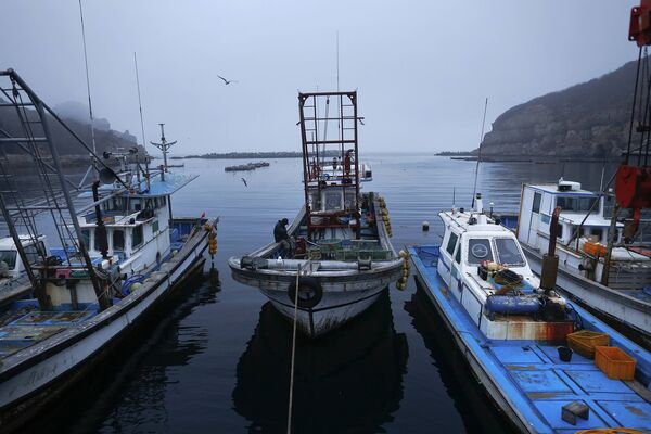 Рыбак в своей лодке в маленьком порту на острове Пэннёндо