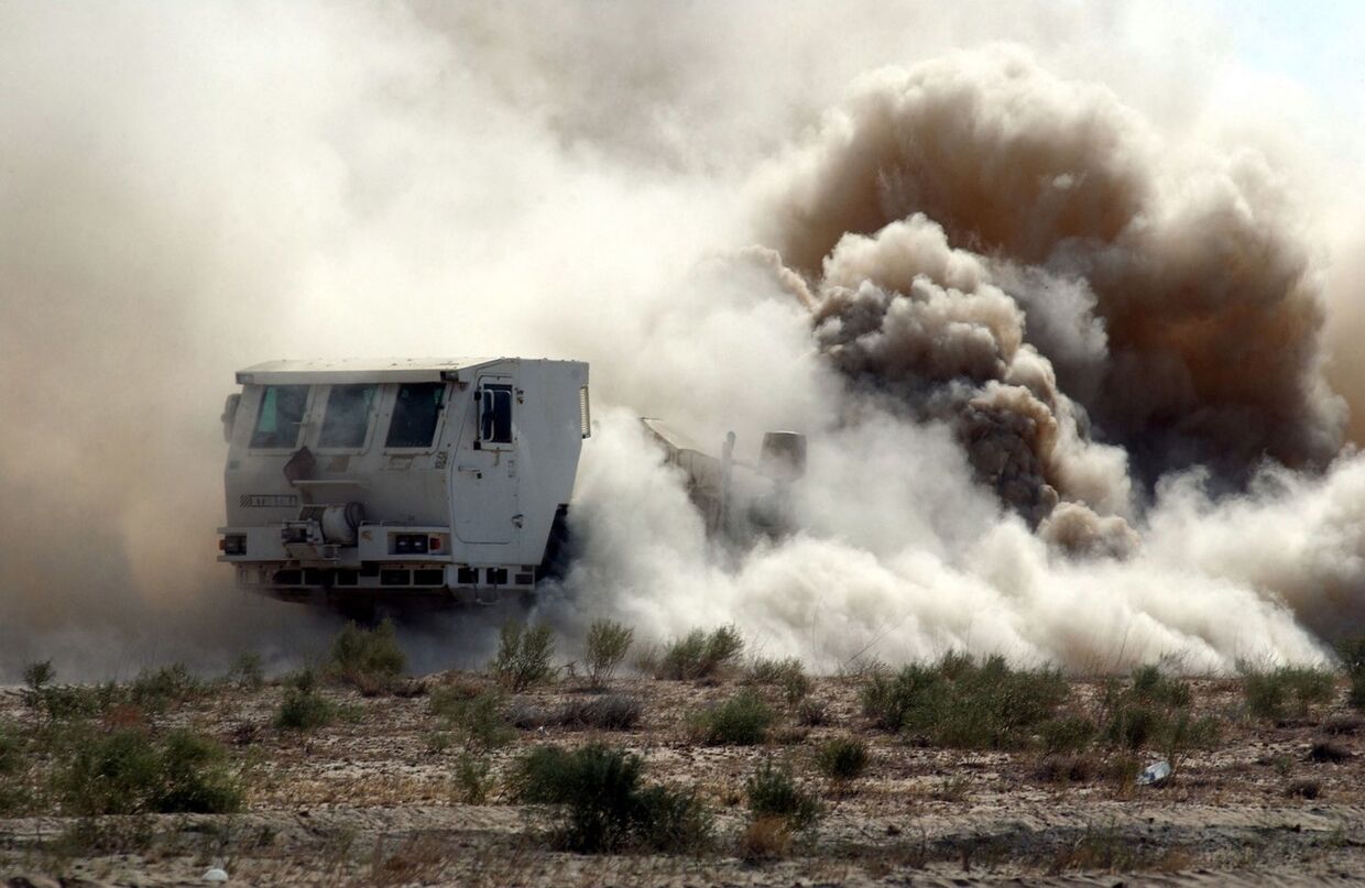 Американские солдаты взрывают мину около авиабазы Баграм в Афганистане
