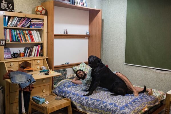 Шервин со своей собакой у себя дома в Тегеране
