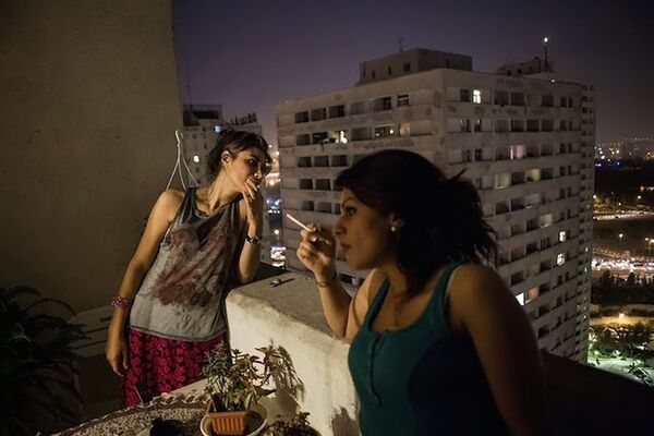 Женщины курят на балконе в Тегеране