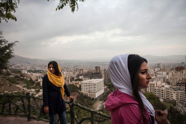 Девушки смотрят на город со скалы Бам-е Тегеран – «Крыша Тегерана»