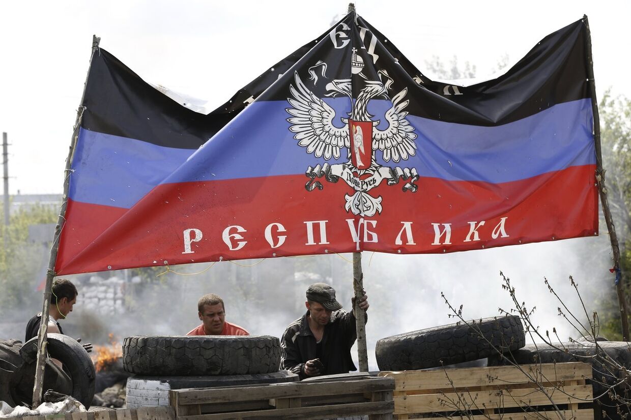 Активисты устанавливают флаг Донецкой республики на баррикадах