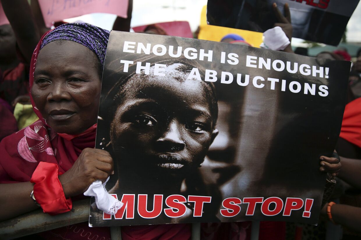 Женщина на акции протеста в Лагосе, требующей освобождения похищенных девочек