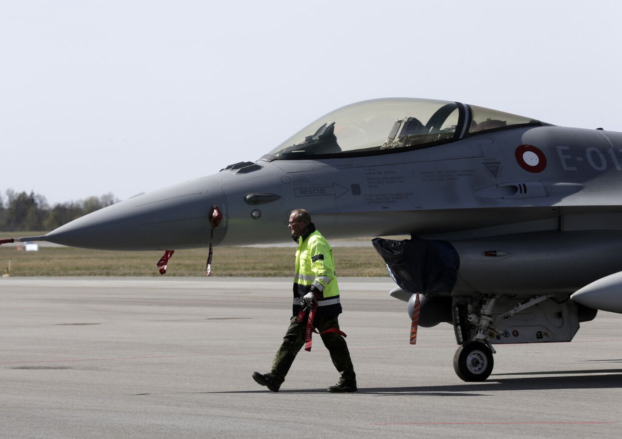 Истребитель F16 на авиабазе Эмари в Эстонии перед началом военных учений НАТО