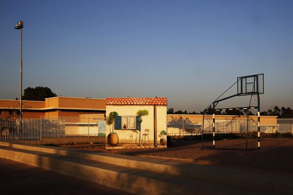 Раскрашенное бомбоубежище на спортивной площадке во дворе школы в городе Сдерот, Израиль