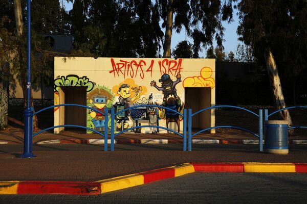 Покрытая граффити автобусная остановка, также служащая как бомбоубежище, город Сдерот в Израиле