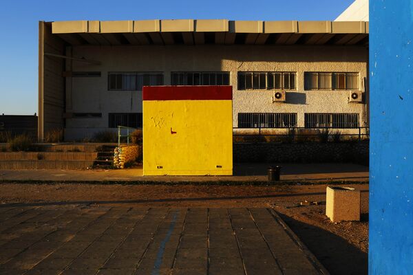 Раскрашенное бомбоубежище на игровой площадке во дворе школы в городе Сдерот, Израиль