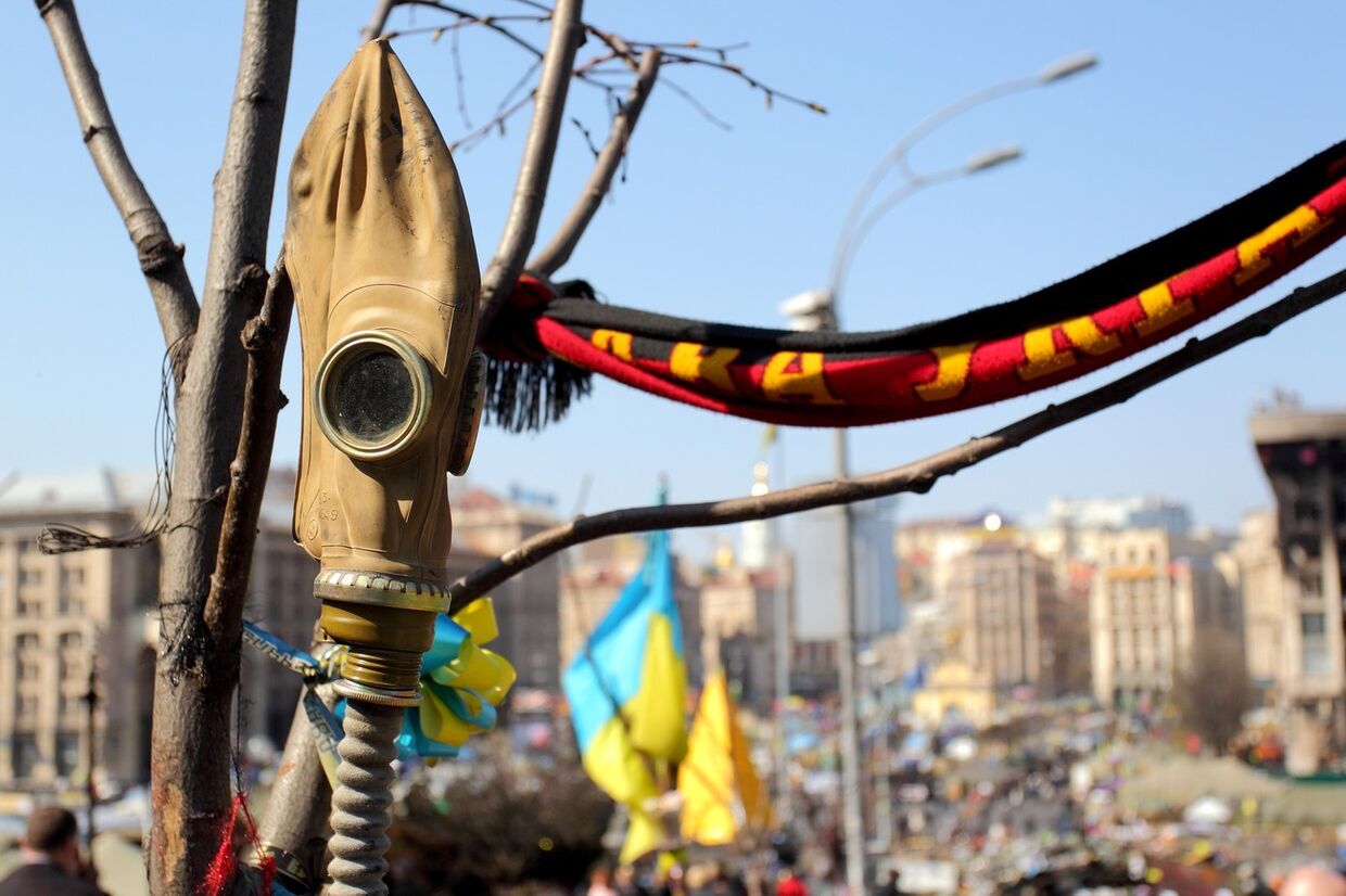 Противогаз на фоне Площади Независимости в Киеве