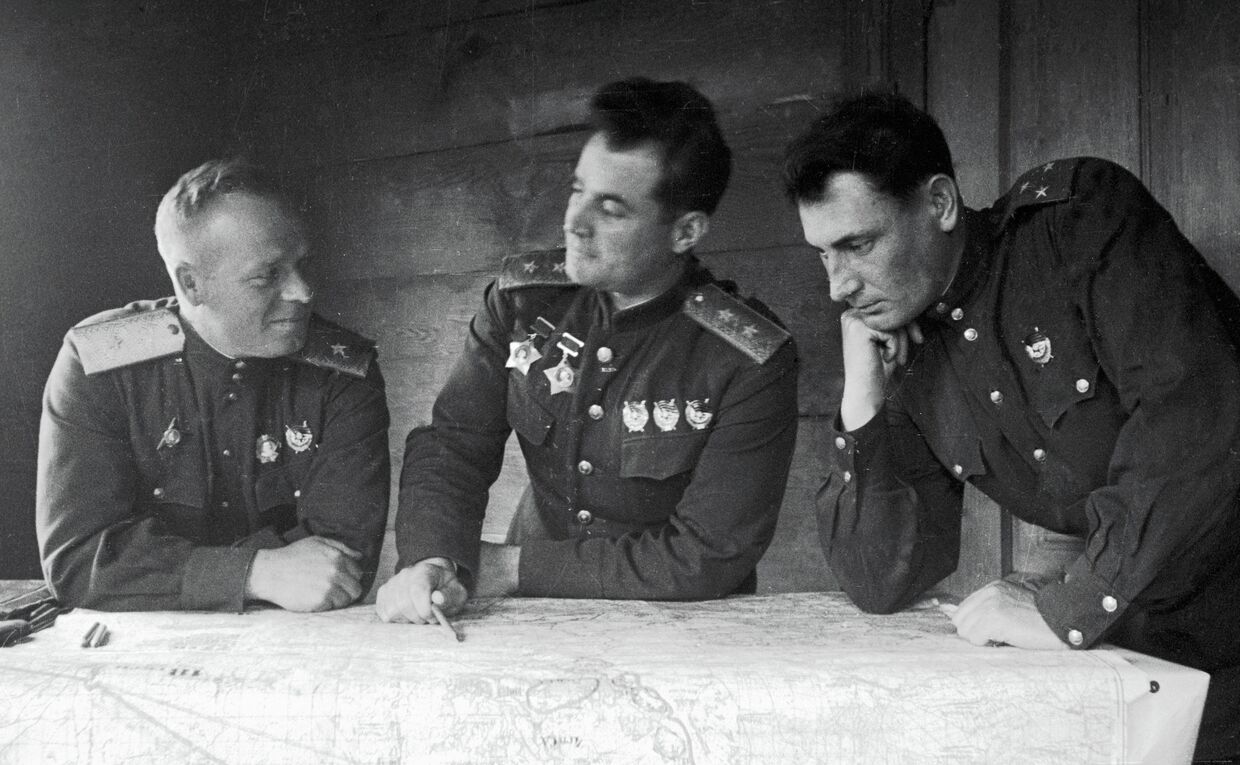 Генерал-лейтенант Иван Черняховский (в центре) с офицерами в штабе 60-ой армии. Архивное фото