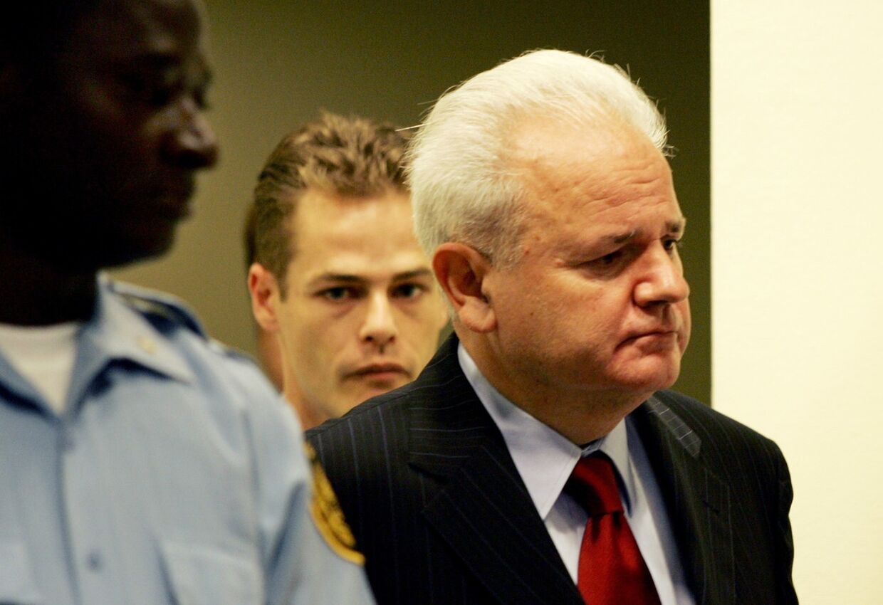 Бывший президент Сербии Слободан Милошевич в зале суда в Гааге