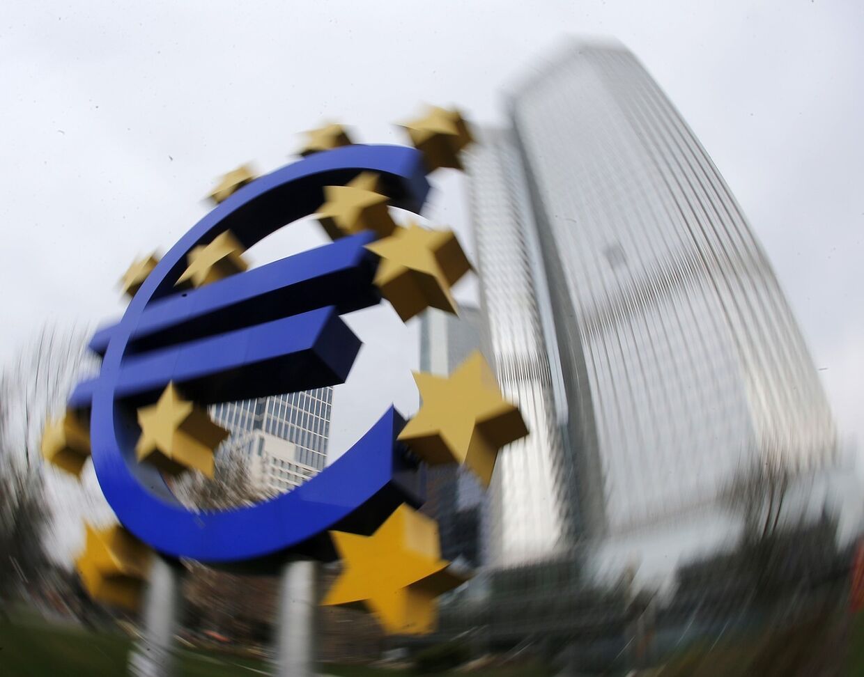 Скульптура евро перед зданием Европейского центрального банка во Франкфурте-на-Майне