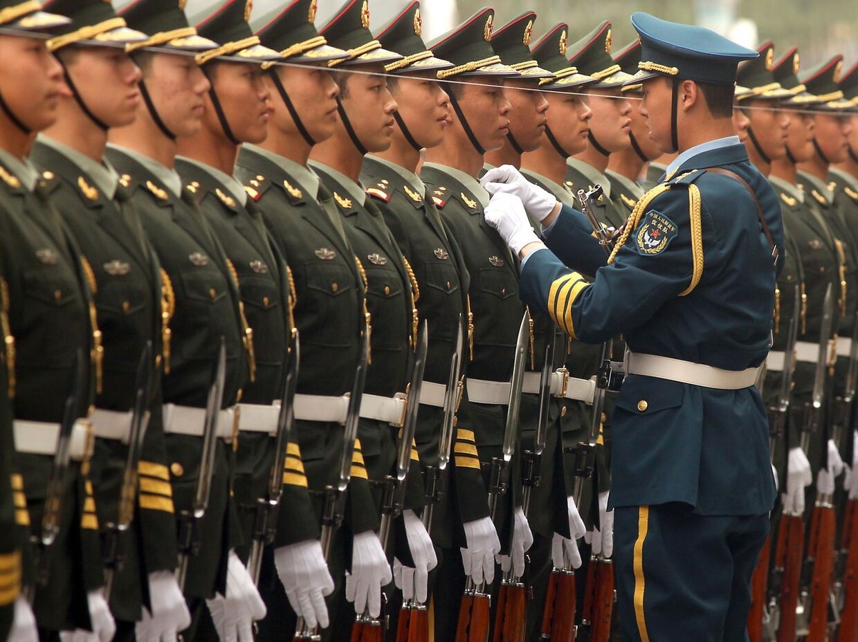 Китайские солдаты перед началом торжественной церемонии в Большом зале народа в Пекине