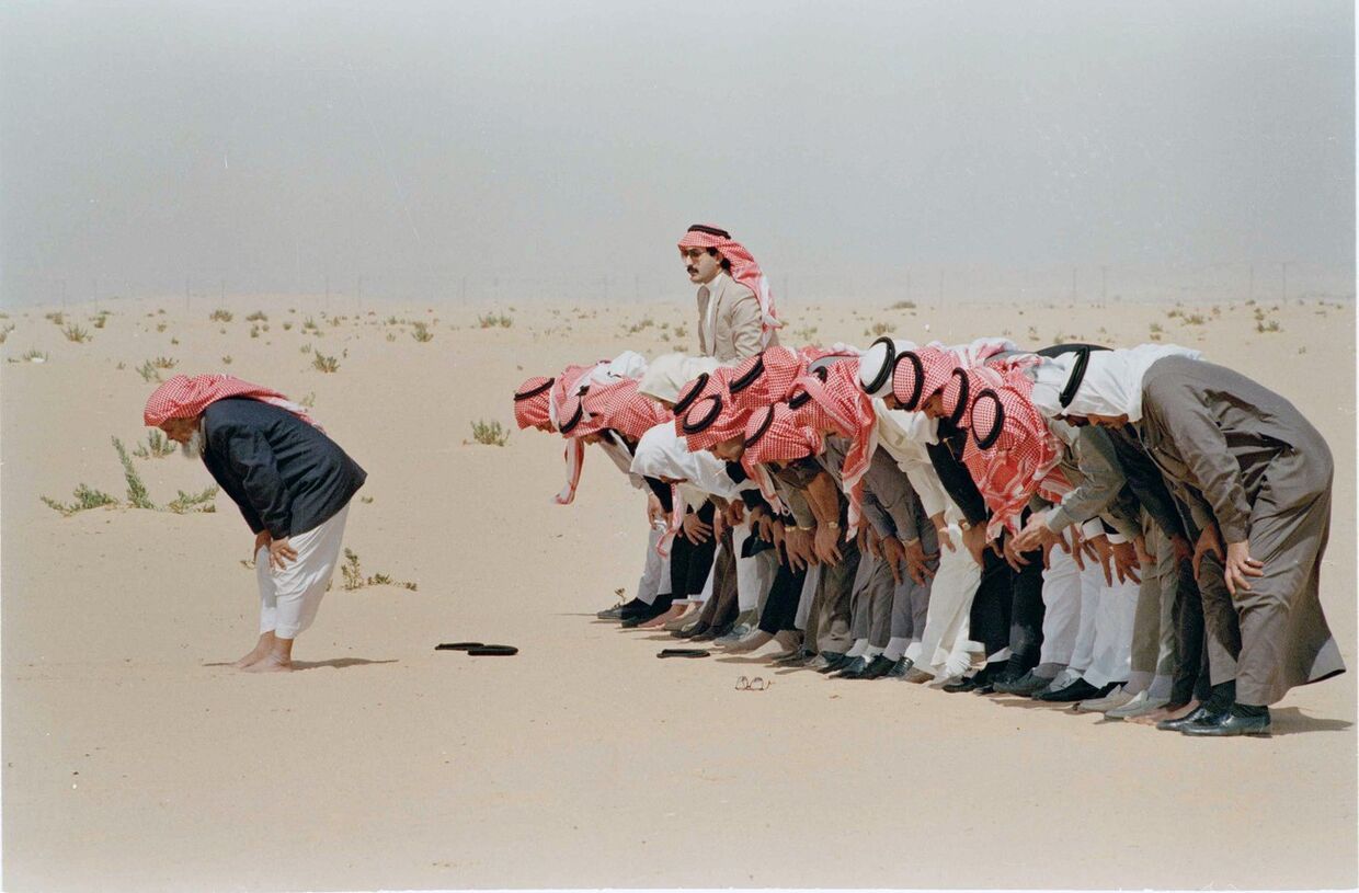 Молитва в пустыне около Эр-Рияда