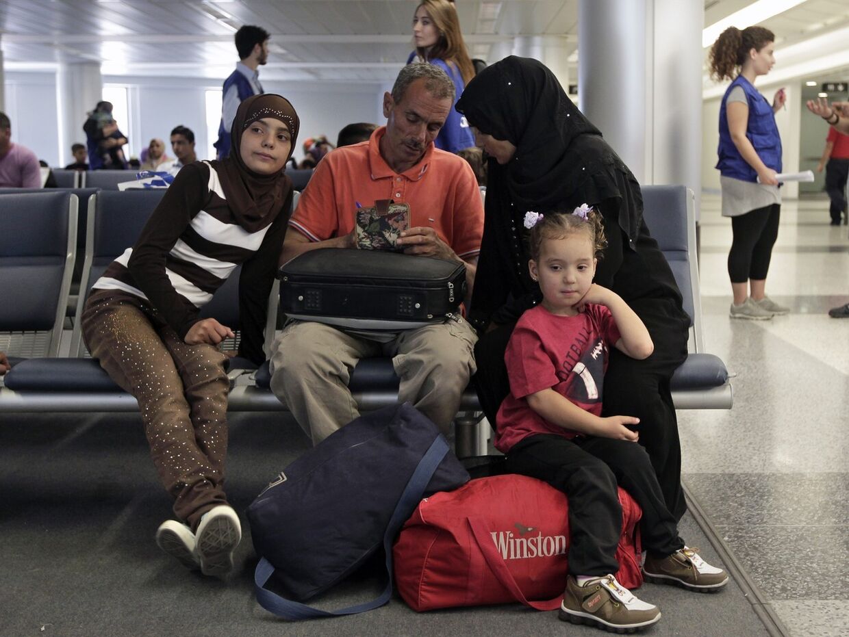 Беженцы из Сирии ждут посадки на самолет в Германию