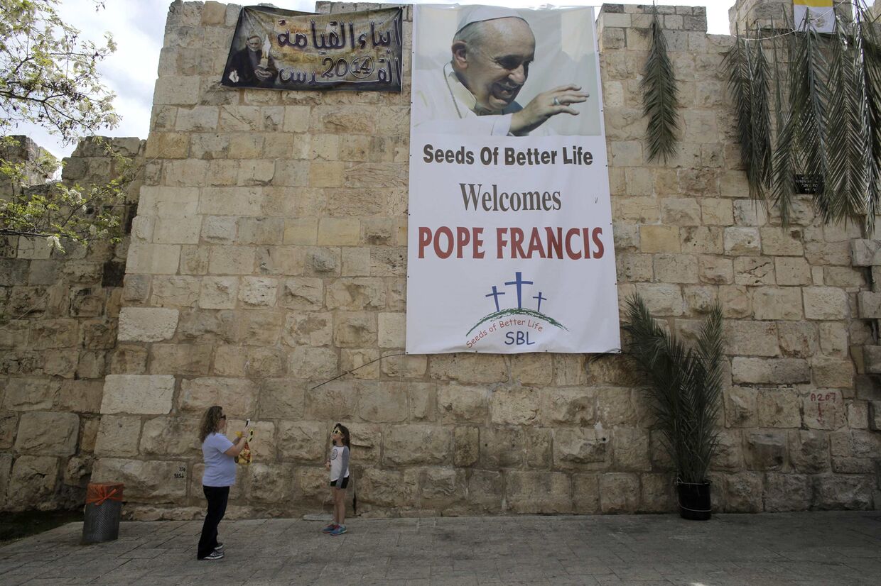 Баннер с изображением папы Франциска в Старом городе в Иерусалиме в преддверии его приезда в Святую Землю