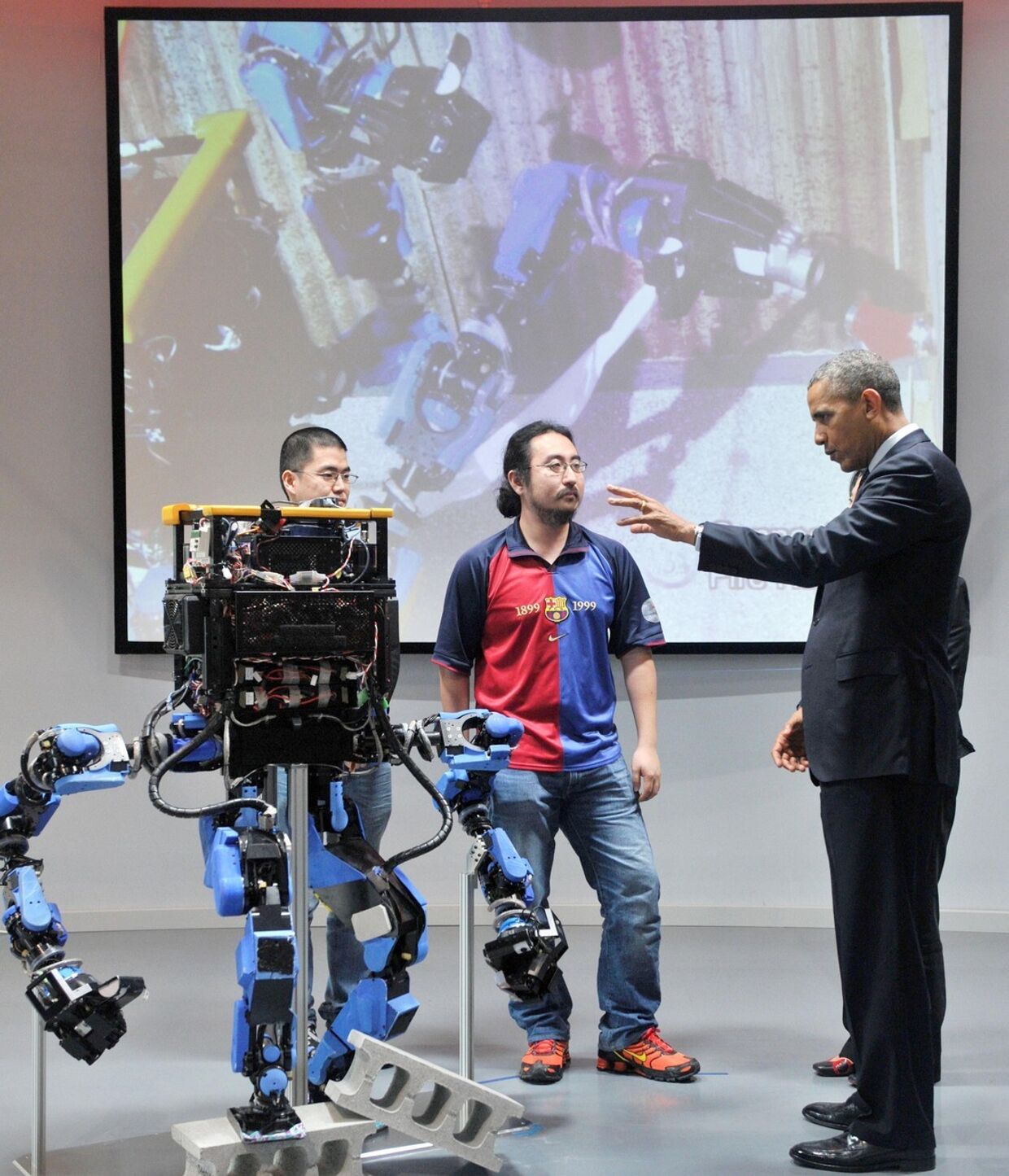 Барак Обама общается со студентами Токийского университета в Национальном музее передовой науки и технологии «Мирайкан»