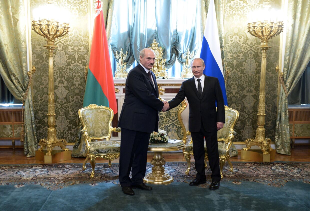 Президент России Владимир Путин (справа) и президент Белоруссии Александр Лукашенко