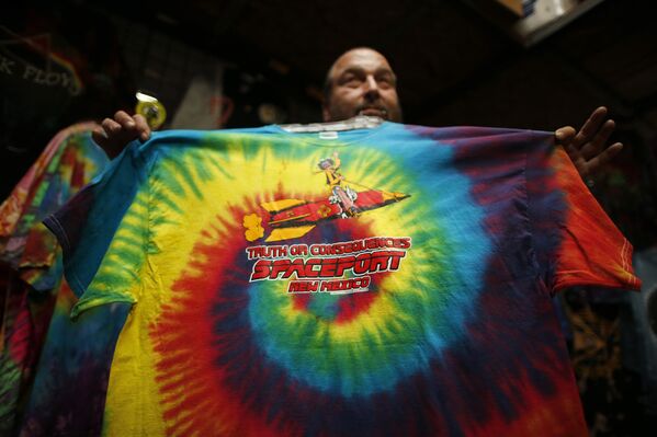 Джефф Дукатт демонстрирует футболку в стиле тай-дай в своем магазине в городе Трут-ор-Консекуэнсес 