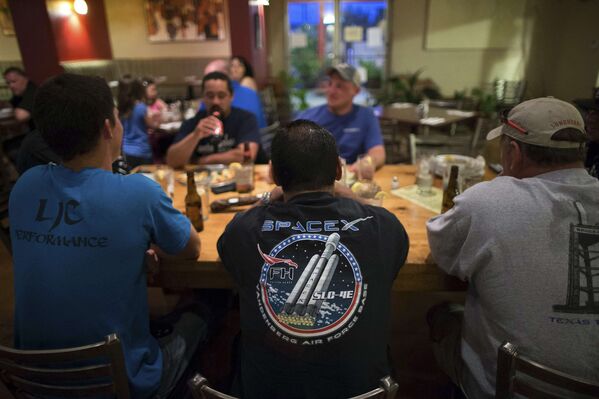 Работники Space X сидят в ресторане «Кафе БеллаЛука» в городе Трут-ор-Консекуэнсес 