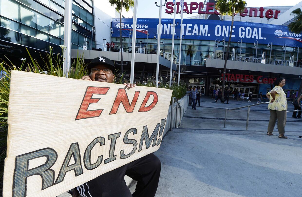 Акция протеста против владельца «Лос-Анджелес Клипперс» Дональда Стерлинга