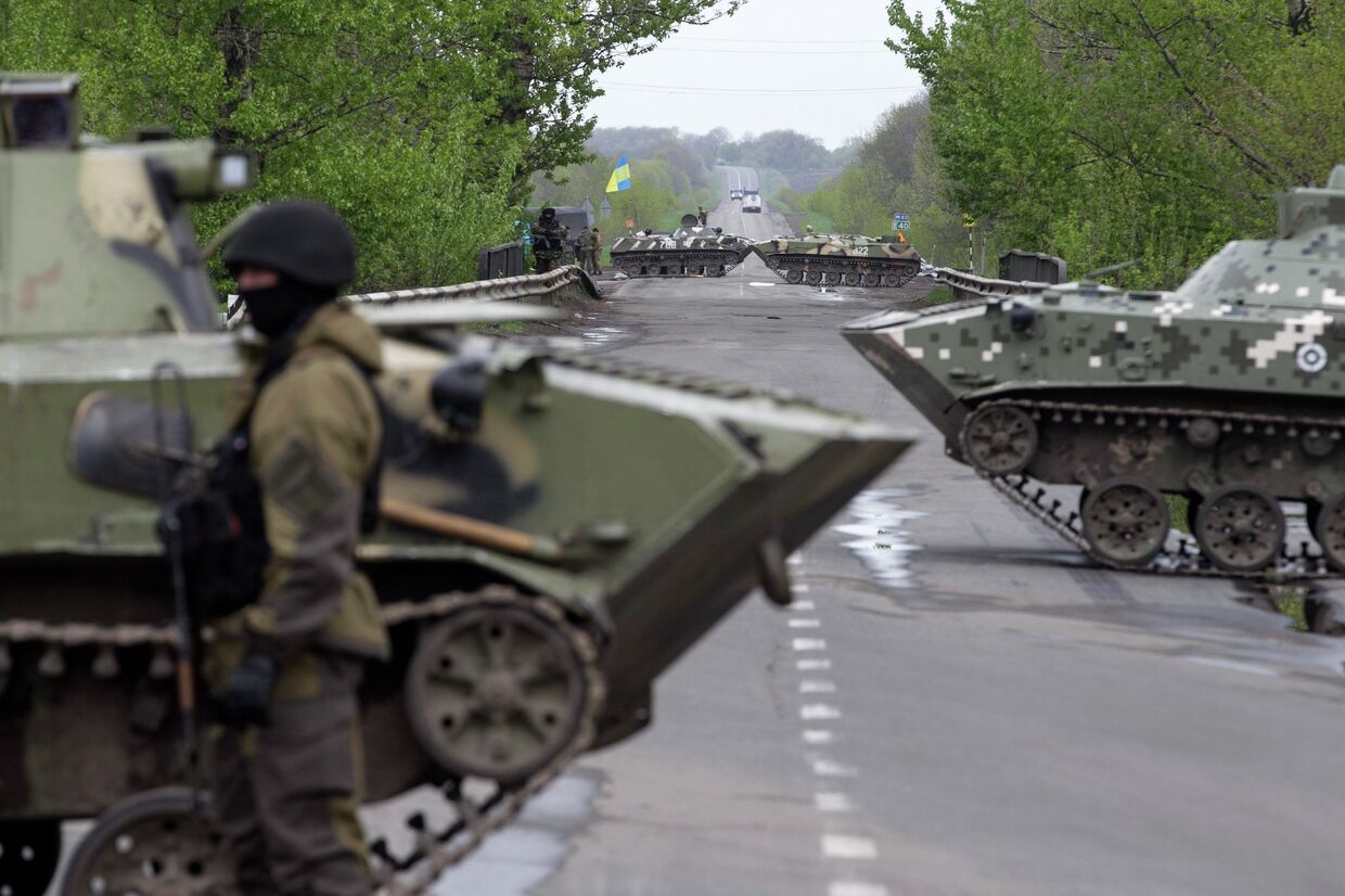 Военная техника украинской армии на КПП возле Славянска