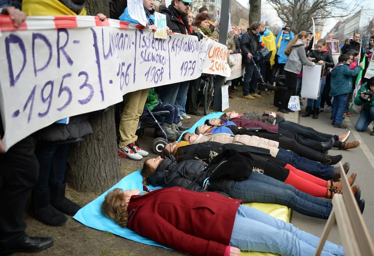 Акция протеста перед зданием российского посольства в Берлине Акция протеста перед зданием российского посольства в Берлине