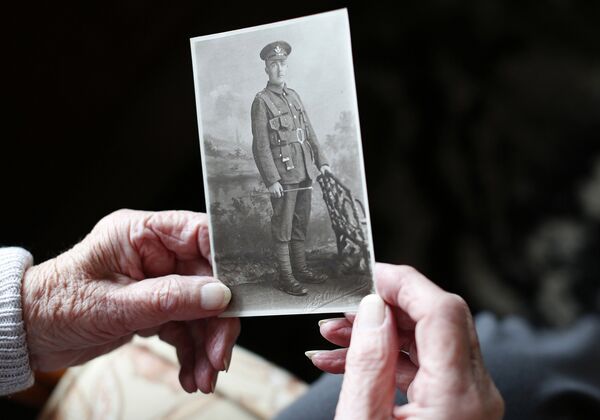 Вера Сэндеркок из Дважды благословенной деревни Херодсфут держит портрет своего отца Герберта Медленда, ветерана Первой мировой войны