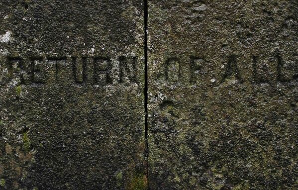 Надпись в основании фонаря, установленного в честь вернувшихся с Первой мировой войны жителей деревни Миддлтон-он-зе-Хилл
