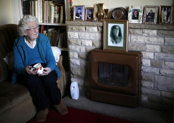 Долли Блумфилд смотрит на портрет своего отца из дважды благословенной деревни 