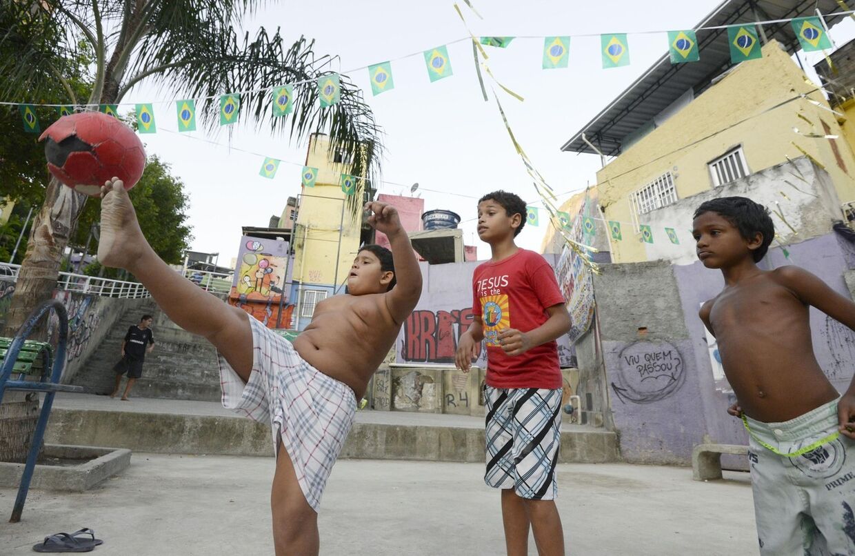 Дети играют в футбол в трущобе Росинья, Рио-де-Жанейро