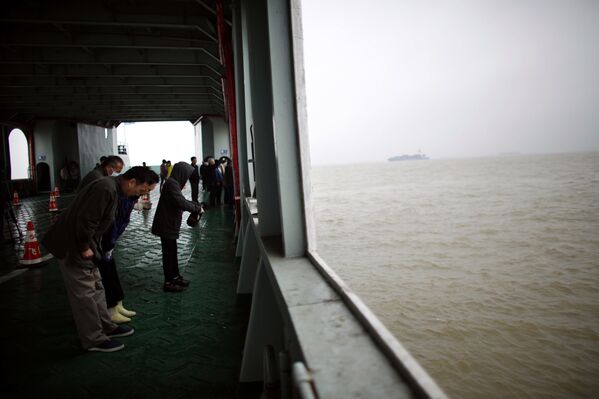 Минута молчания во время церемонии морских похорон в Шанхае