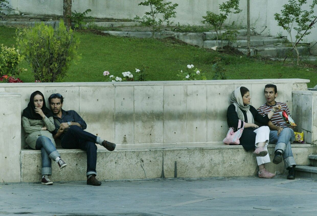 Молодые люди на улице Тегерана