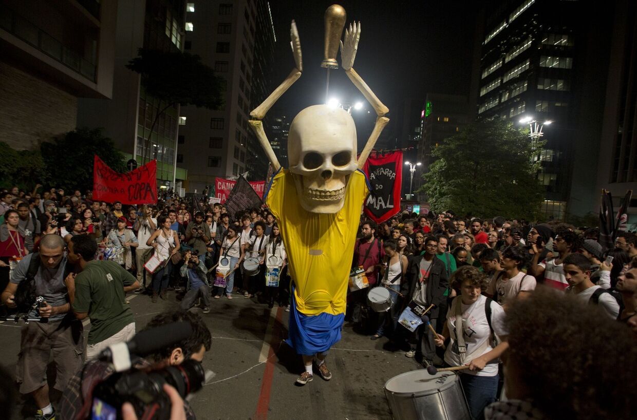 Акция протеста против проведения Чемпионата мира по футболу в Сан-Паулу 
