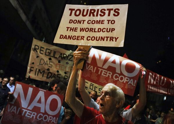 Акция протеста против проведения Чемпионата мира по футболу в Сан-Паулу